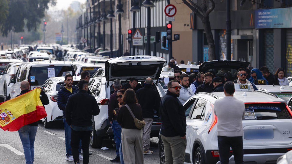 Taxistas en huelga durante el paro convocado por el sector del taxi, a 25 de febrero de 2026,