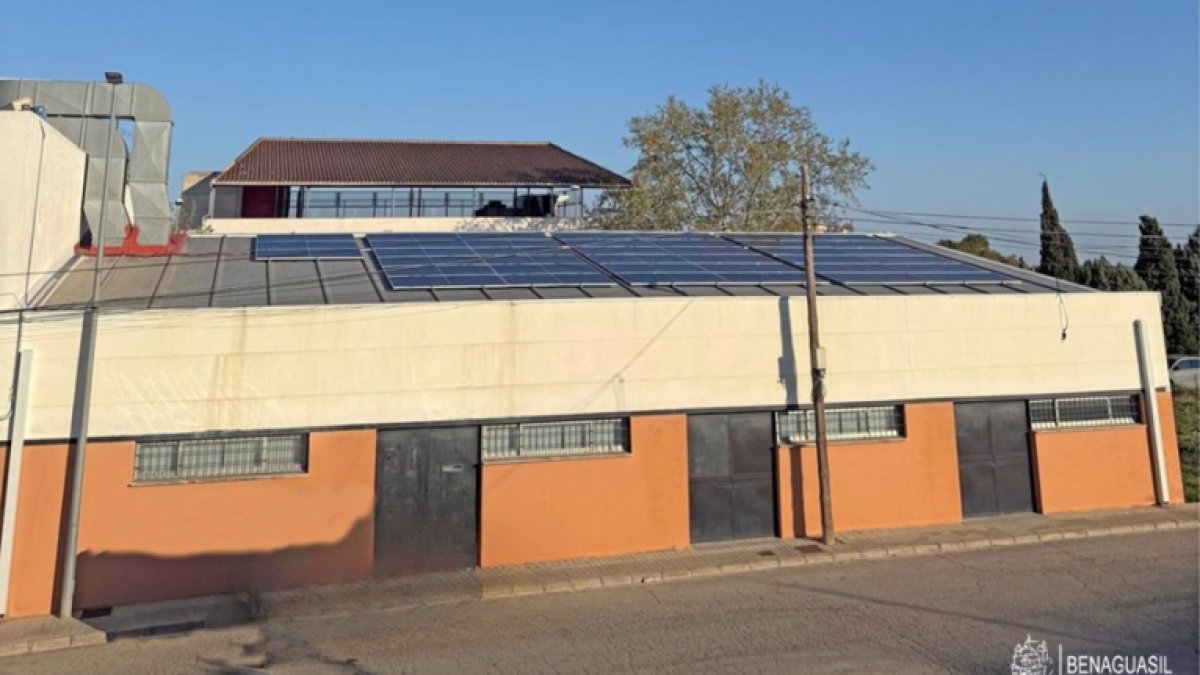 Instalación de los módulos fotovoltaicos en la cubierta del Centro de los Jubilados.