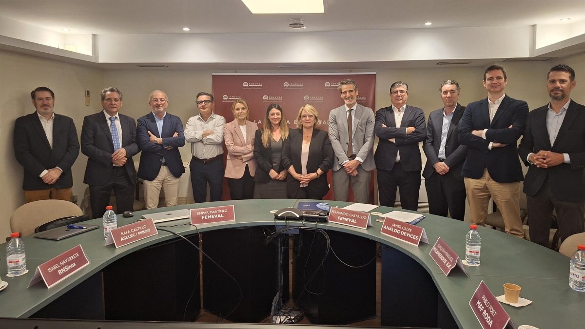 Reunión entre la patronal del metal valenciana y la Comisionada Especial para la Competitividad Industrial y de la Pyme, Núria Aymerich.