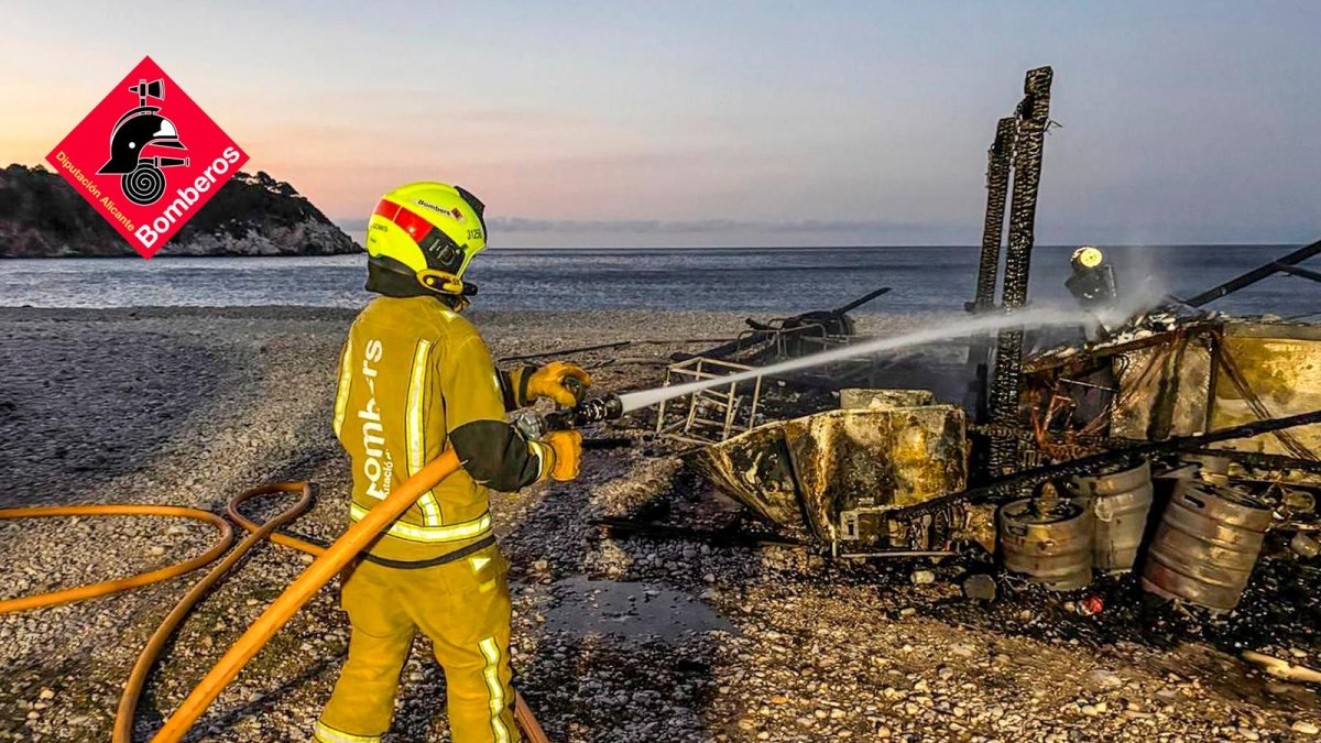 Un bombero durante las labores de extinción del chiringuito de Marina Greenwich.