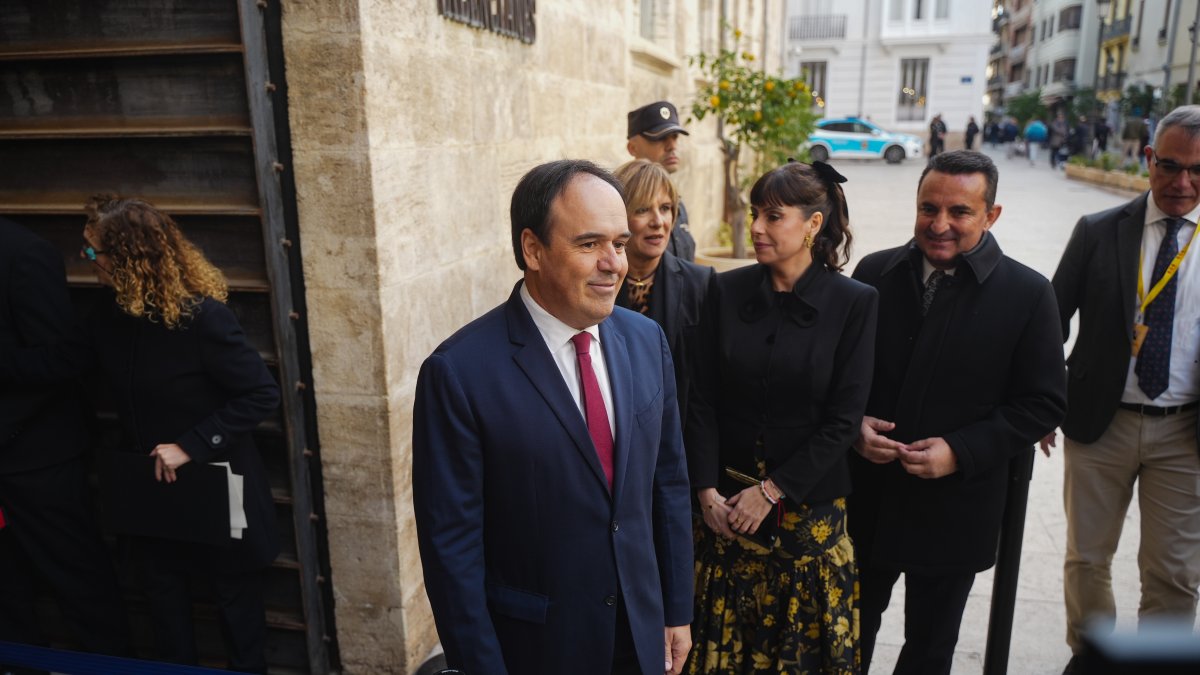 El president de la Generalitat, Juanfran Pérez Llorca, junto a su pareja