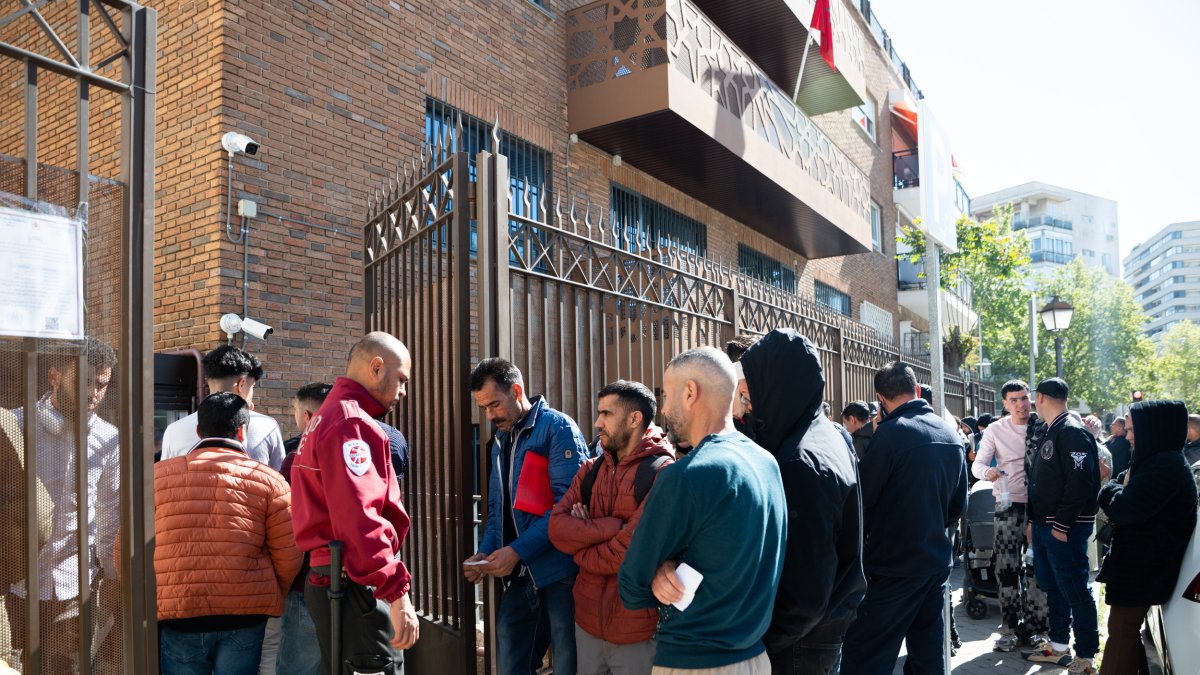 (Foto de ARCHIVO)
Varias personas hacen cola para entrar en la Embajada y Consulado de Marruecos, a 15 de abril de 2026, en Madrid (España). Inmigrantes irregulares acuden a los consulados para conseguir el certificado de antecedentes penales o la autorización consular que permite a un familiar tramitar ese certificado, requisito imprescindible para la regularización, ay que el decreto exige no tener condenas penales en el país de origen y demostrar una estancia mínima de cinco meses en España antes del 31 de diciembre de 2025.
Isa Saiz / Europa Press
15/4/2026