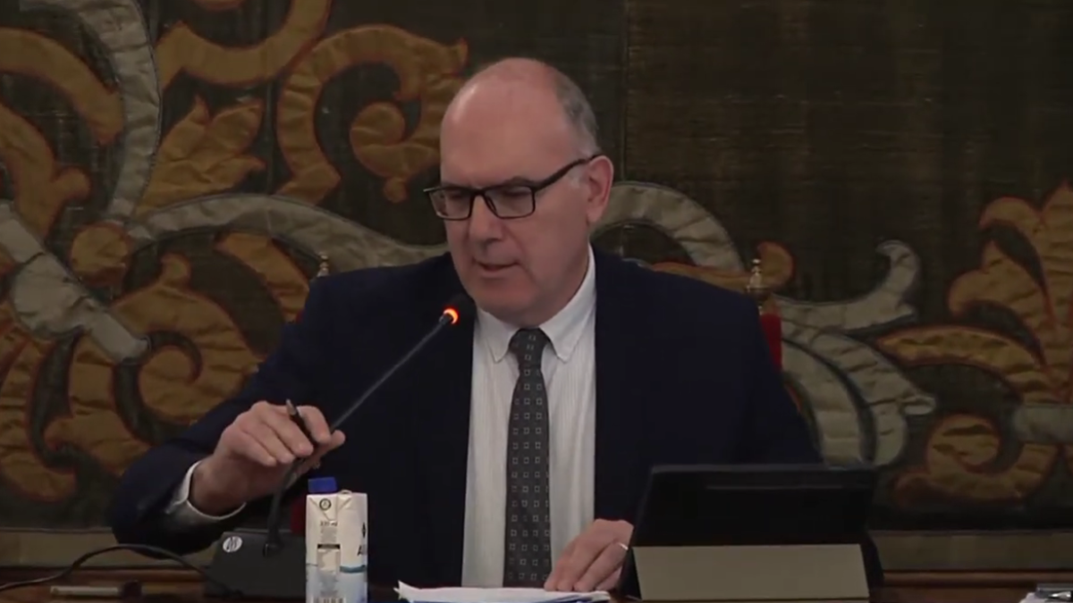 El vicealcalde de Alicante, Manuel Villar, en la sesión plenaria de este jueves.