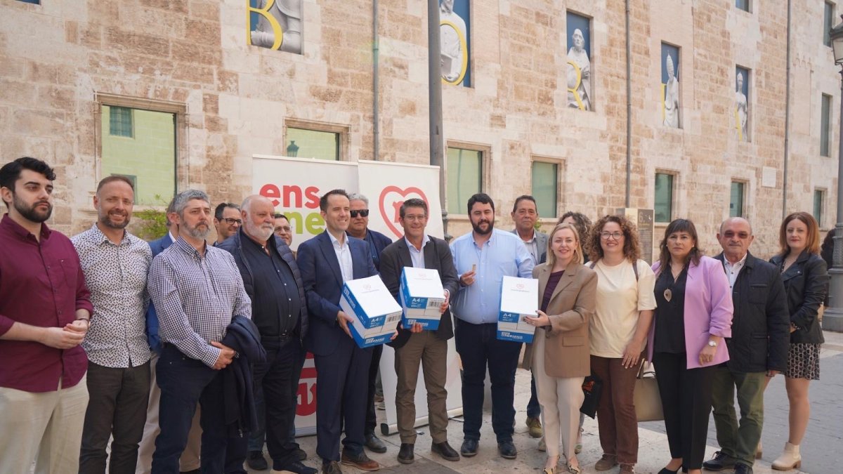 Entrega de firmas de la Unión Municipalista para la rebaja del listón electoral