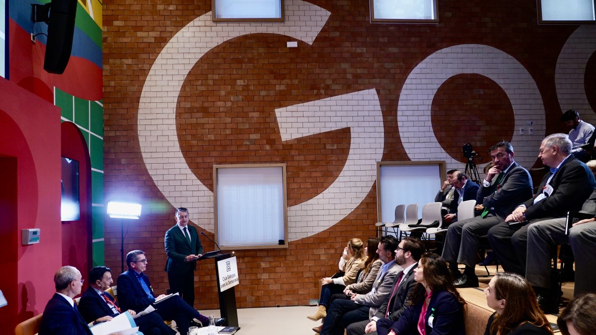 Antonio Sanz interviene en la jornada sobre ciberseguridad en el Centro de Ciberseguridad de Google en Málaga.