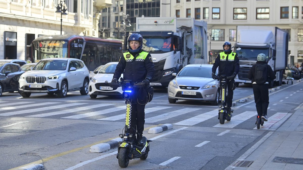 Agentes de la Policía Local de Valencia patrullando en el centro.