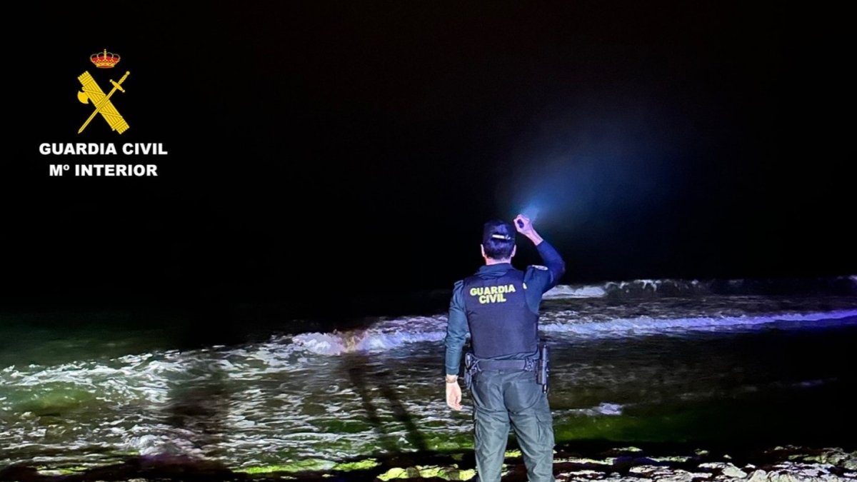 Un agente de la Guardia Civil junto al mar en Torrevieja.