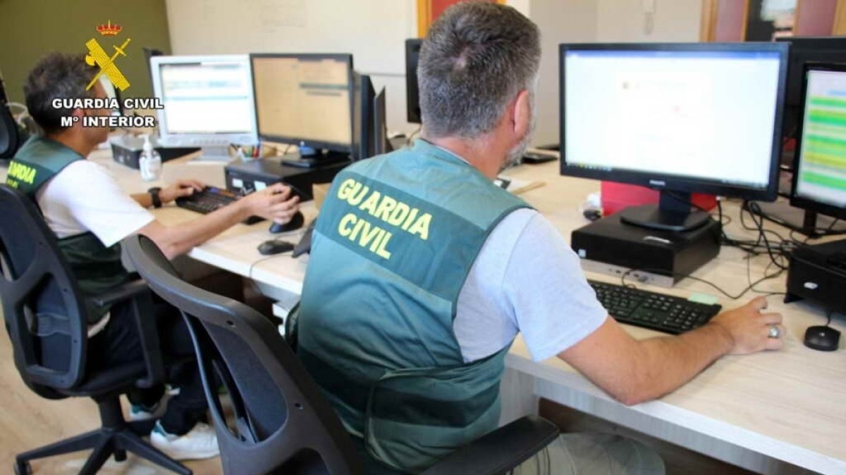 La Guardia Civil en una operación contra un ciberdelincuente.