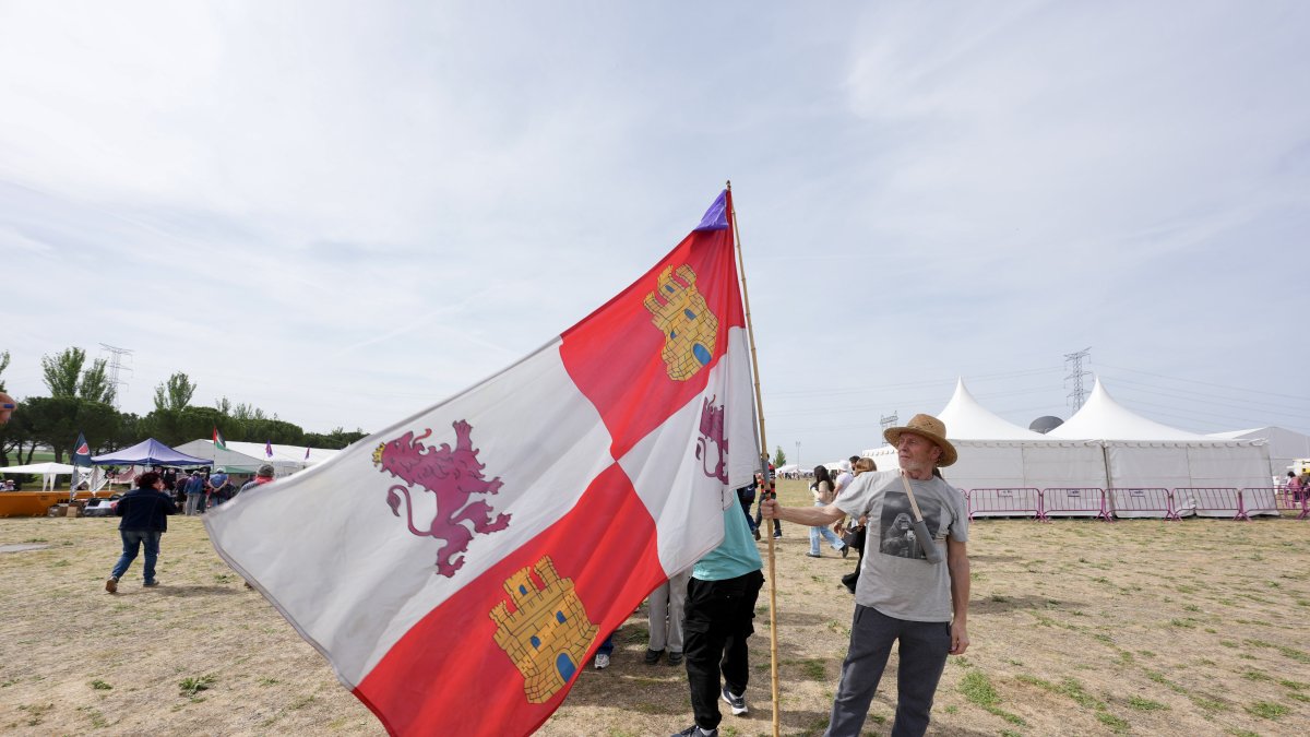 (Foto de ARCHIVO)
Una persona con la bandera de Castilla y León, durante la celebración del Día de Castilla y León, a 23 de abril de 2026,