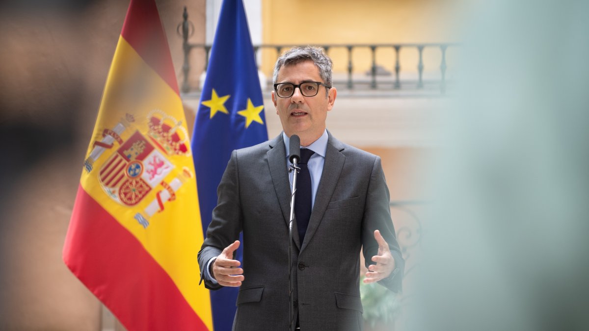 El ministro de la Presidencia, Justicia y Relaciones con las Cortes, Félix Bolaños, atiende a los medios de comunicación, en el Palacio de Parcent, a 4 de mayo de 2026,