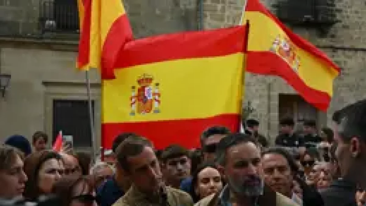 Santiago Abascal atiende a los periodistas en Úbeda.