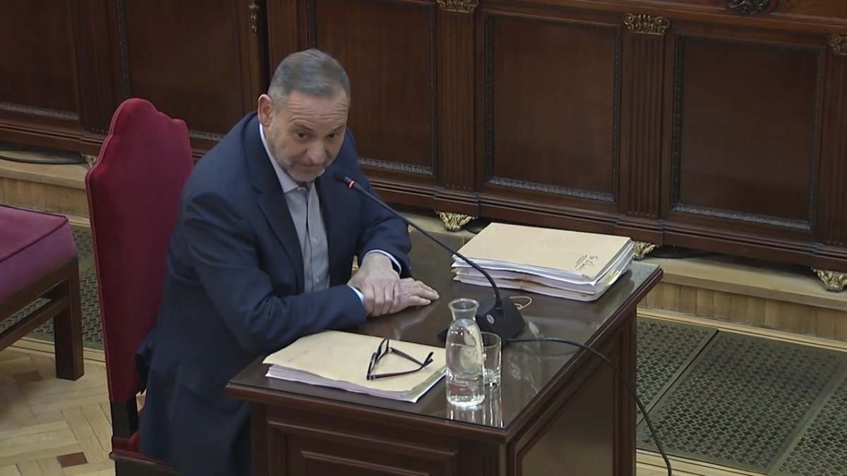 El exministro de Transportes José Luis Ábalos declara como acusado en el juicio del Tribunal Supremo por las presuntas irregularidades en la compra de mascarillas, a 4 de mayo de 2026, en Madrid (España).

REMITIDA / HANDOUT por TRIBUNAL SUPREMO
Fotografía remitida a medios de comunicación exclusivamente para ilustrar la noticia a la que hace referencia la imagen, y citando la procedencia de la imagen en la firma
04/5/2026