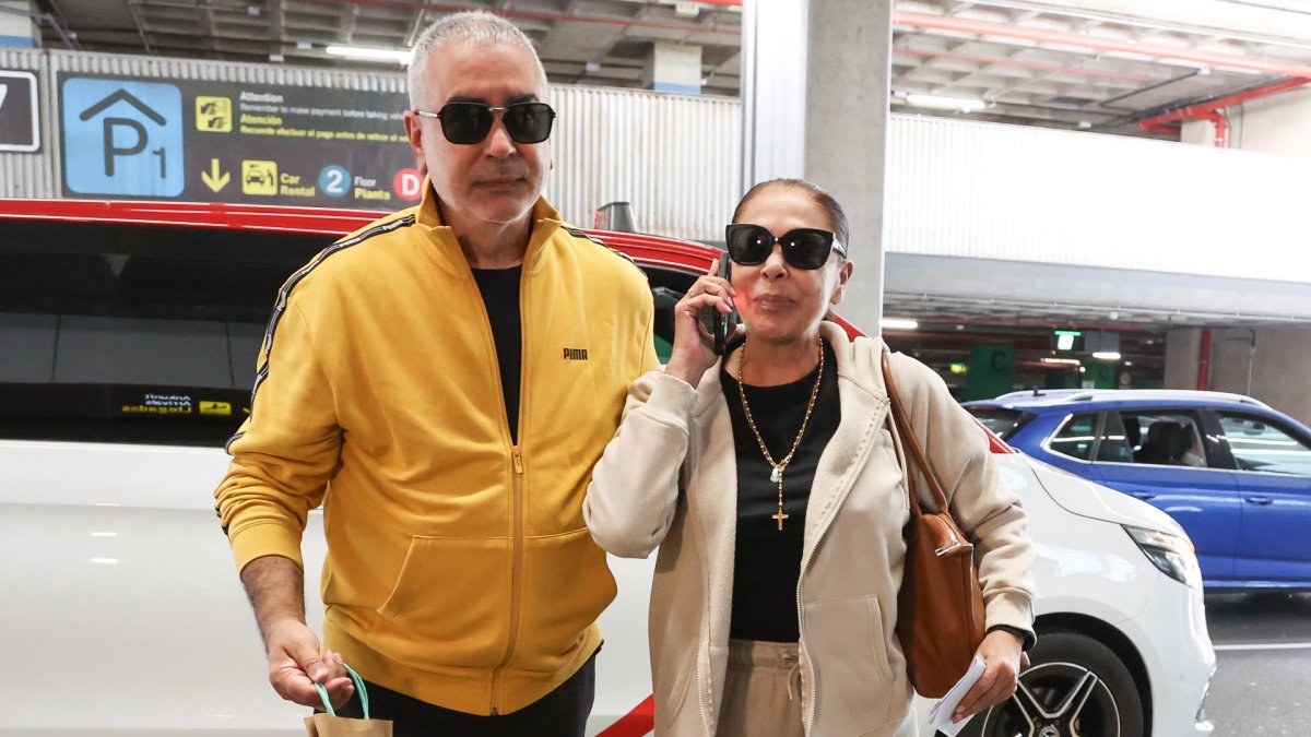 Isabel Pantoja junto a su inseparable hermano Agustín.