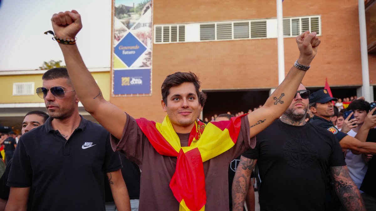 (Foto de ARCHIVO)
El seudo periodista Vito Quiles llega a la concentración convocada bajo el lema 'España combativa' en la Universidad Pablo Olavide de Sevilla (UPO).
