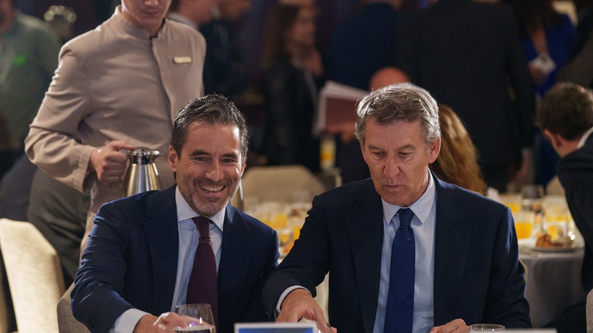El presidente del Partido Popular, Alberto Núñez Feijóo y el vicesecretario de Cultura y Deporte y portavoz nacional del PP, Borja Sémper