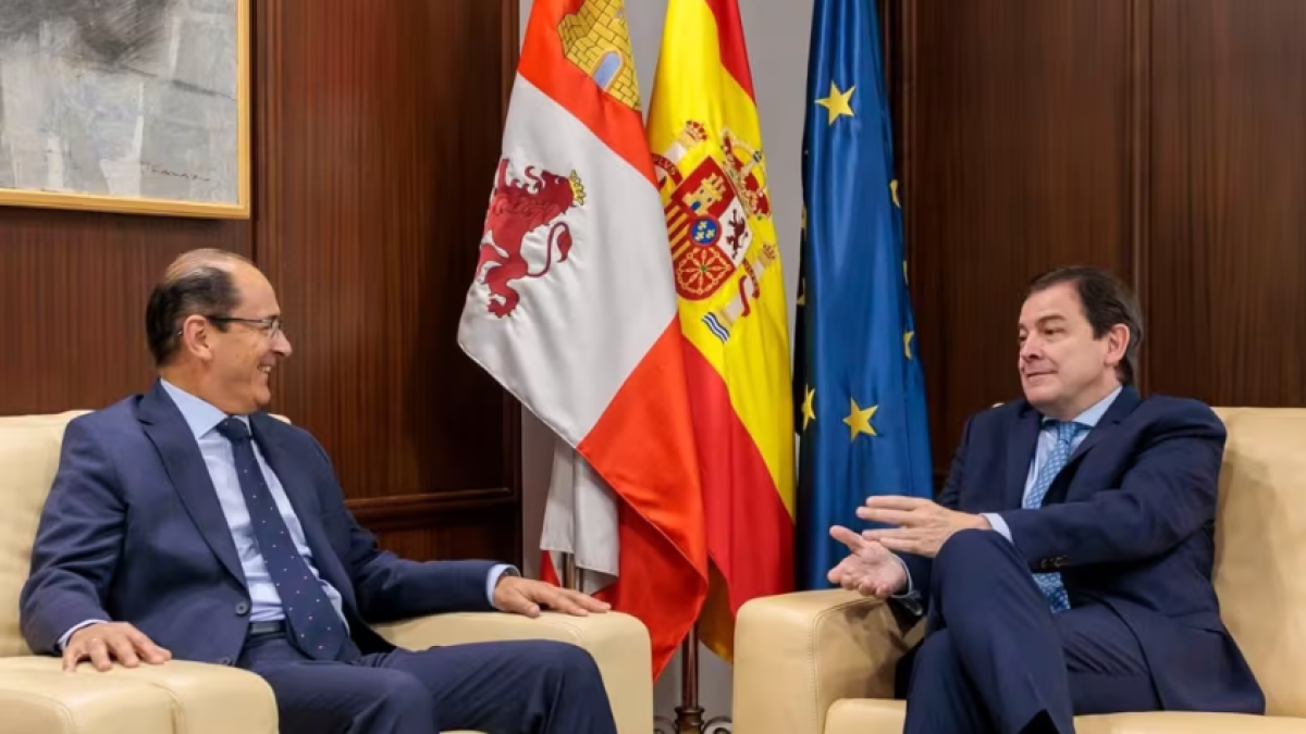 El presidente de la Junta de Castilla y León en funciones, Alfonso Fernández Mañueco, recibe al presidente del Colegio Nacional de Letrados de la Administración de Justicia, Ernesto Casado Rodríguez.