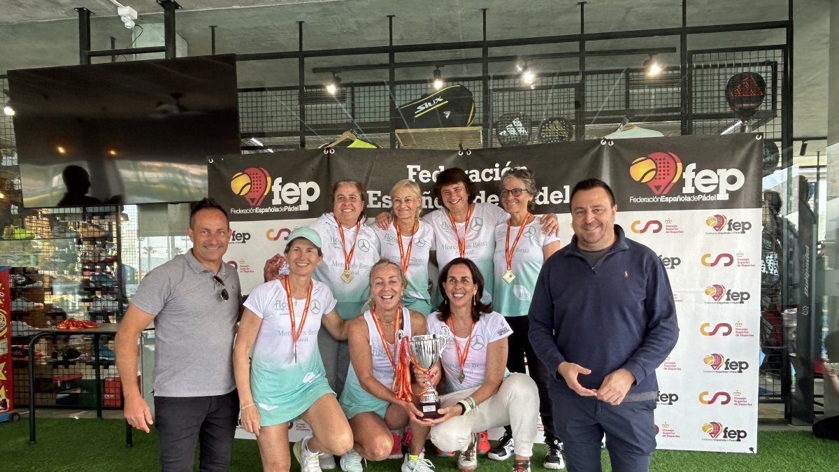 Entrega de trofeos en el cuarto campeonato internacional de pádel.