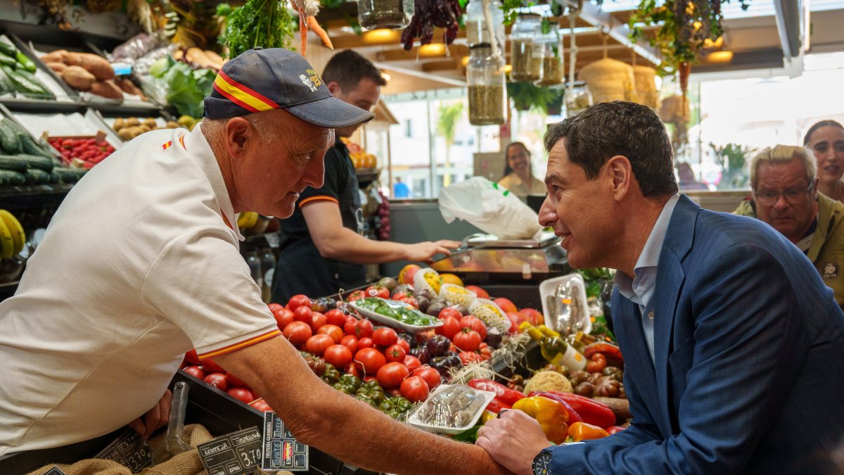 El presidente de la Junta y candidato del PP-A, Juanma Moreno, durante la visita al mercado de Almuñécar (Granada).
Francisco J. Olmo / Europa Press
05/5/2026