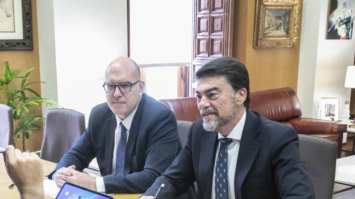 El alcalde de Alicante, Luis Barcala, y el vicealcalde de la ciudad, Manuel Villar, en una imagen de archivo.