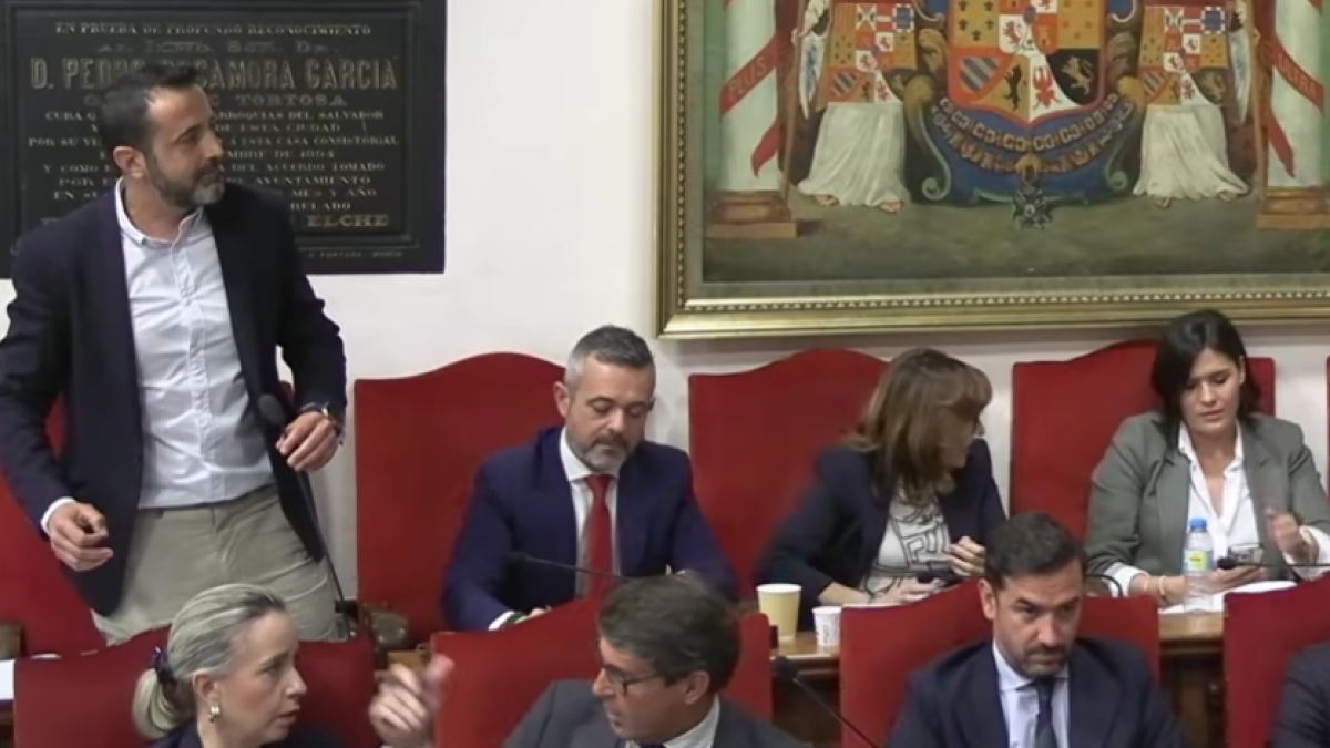 El edil de Vox, Samuel Ruiz, de pie, durante el pleno de este martes.