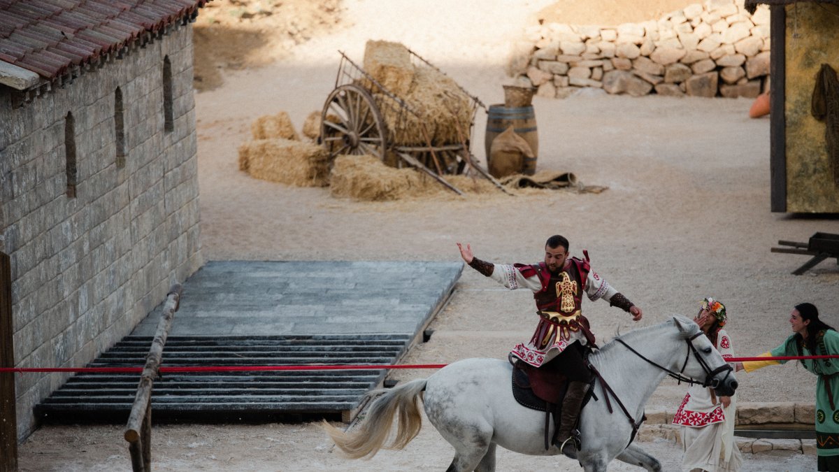 Un actor a caballo durante el espectáculo 'El misterio de Sorbaces' de Puy du Fou.
