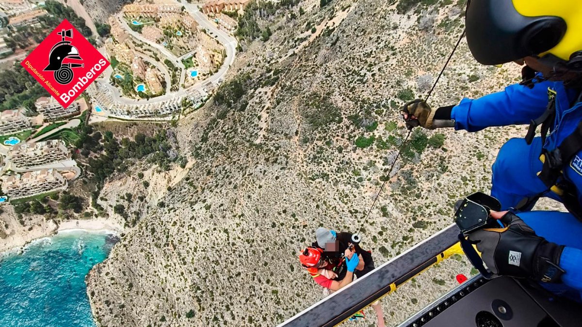Rescate del operativo en el que los efectivos rescatan al escalador herido.