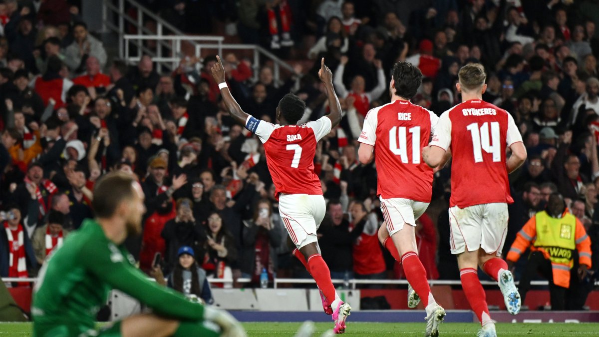 Saka celebra el gol que da el pase a la final de la Champions League
