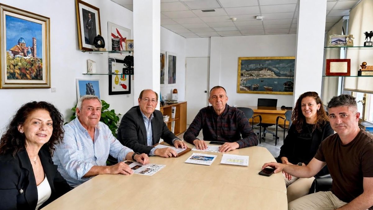 El alcalde de Altea, Diego Zaragozí, en la reunión que ha mantenido con los representantes de los titulares de amarres del Club Náutico.