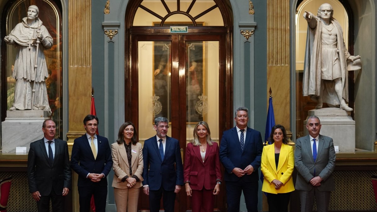 La portavoz del PP en el Senado, Alicia García, junto con el vicesecretario de Economía del PP, Alberto Nadal, y consejeros de varias CCAA, entre ellos, el vicepresidente tercero y conseller de Infraestructuras y medio ambiente, Vicente Martínez Mus