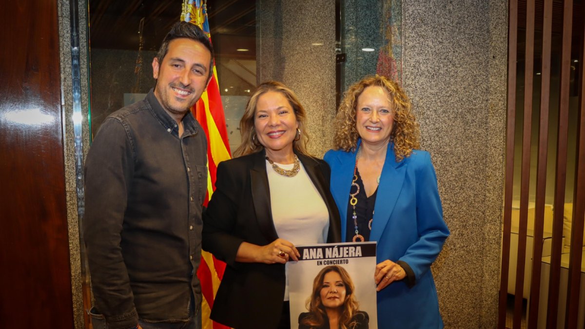 Ana Nájera, acompañado por la alcaldesa, Amparo Folgado, y el edil Aitor Sánchez.