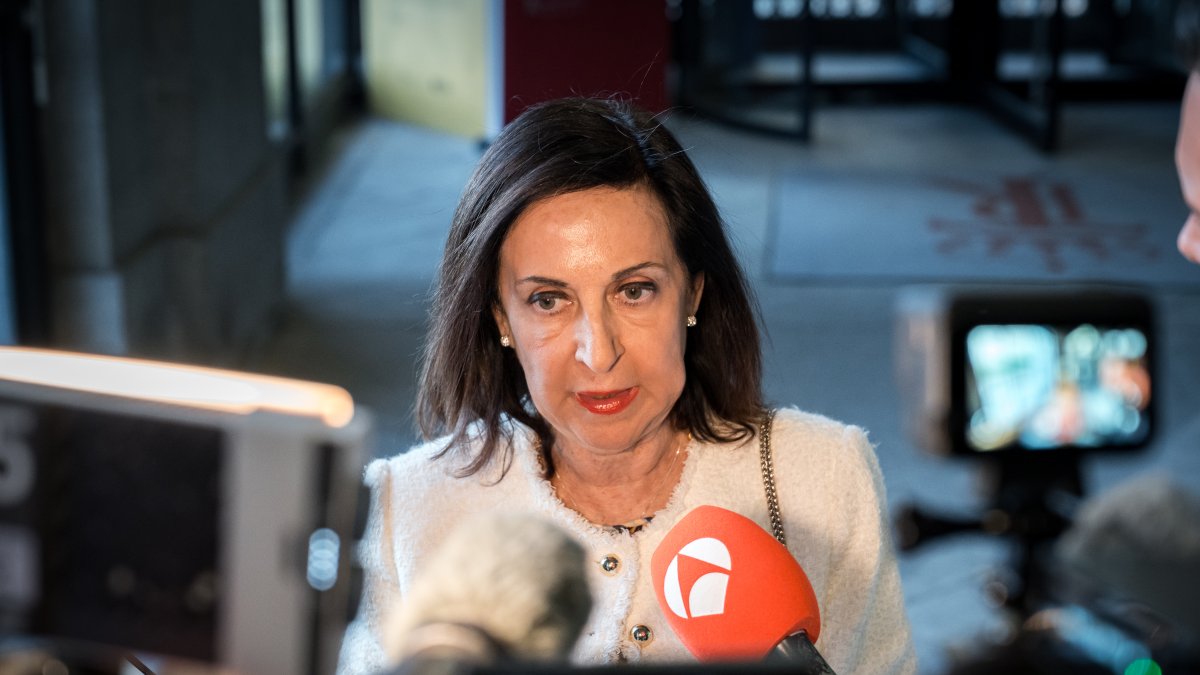 La ministra de Defensa, Margarita Robles, atiende a los medios a su llegada a la recepción oficial ofrecida a los jefes de Estado Mayor de las Armadas o Marinas Europeas, participantes en el 'Foro Estratégico Chiefs of European Navies' (CHENS-26), en el Teatro Real de Madrid, a 6 de mayo de 2026, en Madrid (España).
Diego Radamés / Europa Press
06 MAYO 2026;MINISTRA;DEFENSA;MARGARITA;JEFES DE ESTADO MAYOR;ARMADA;MARINA;
06/5/2026