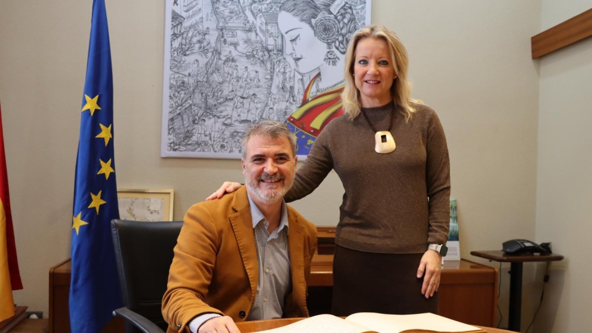 El guitarrista Rafael Serrallet con la alcaldesa de Xirivella, Paqui Bartual.