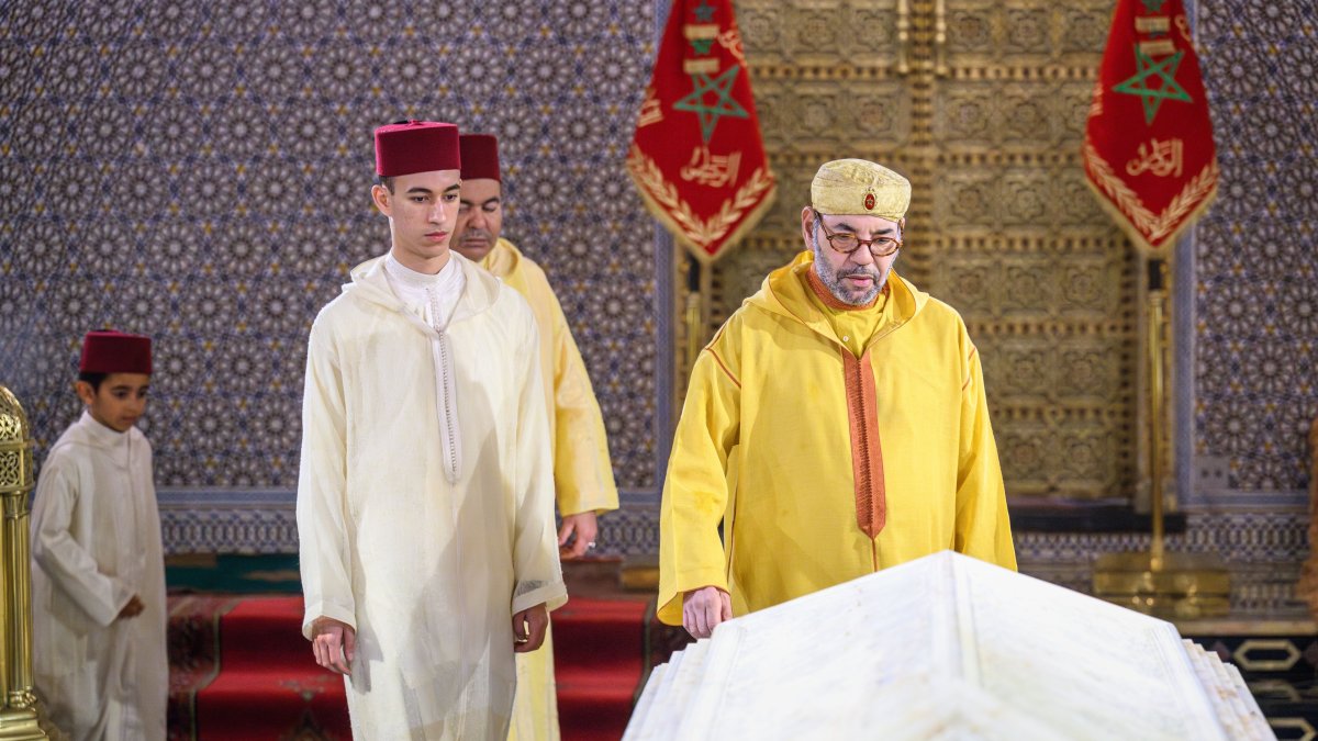 El rey Mohamed VI de Marruecos y su heredero, el príncipe Moulay Hasán
