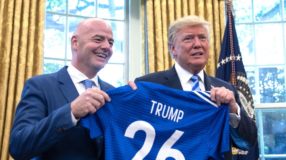 Trump es agasajado con una camiseta de fútbol en el despacho oval por parte del presidente de la FIFA Gianni Infantino pues en USA se celebrará el próximo mundial de fútbol en apensa un mes.
Europa Press/Contacto/Ron Sachs
28/8/2018