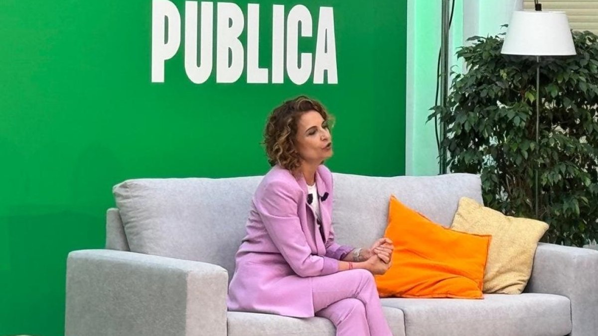 La secretaria general y candidata del PSOE-A a la Junta, María Jesús Montero, conversa con Carmen Amores en un encuentro en Rota (Cádiz).