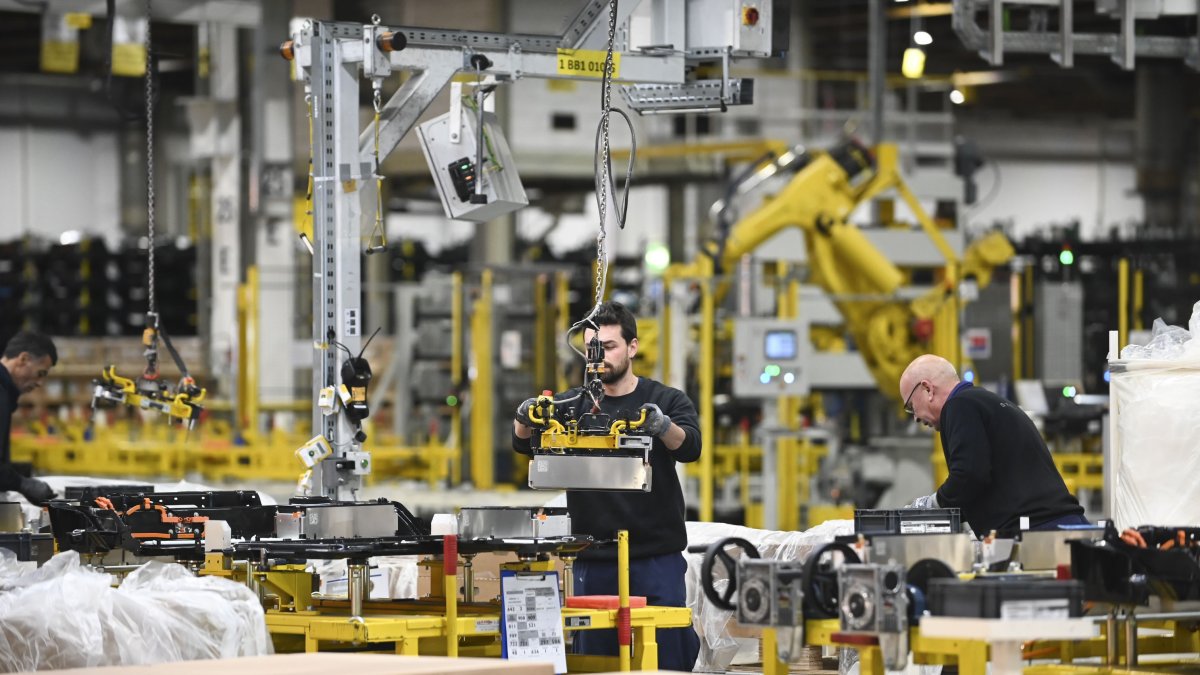 Trabajadores en la planta de Stellantis de Figueruelas