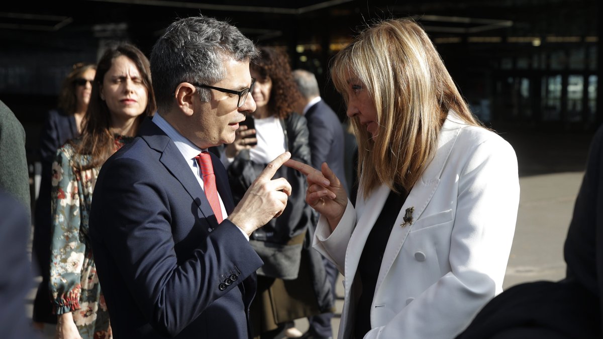 Félix Bolaños y la presidenta del Consejo General del Poder Judicial y el Tribunal Supremo, Isabel Perelló.