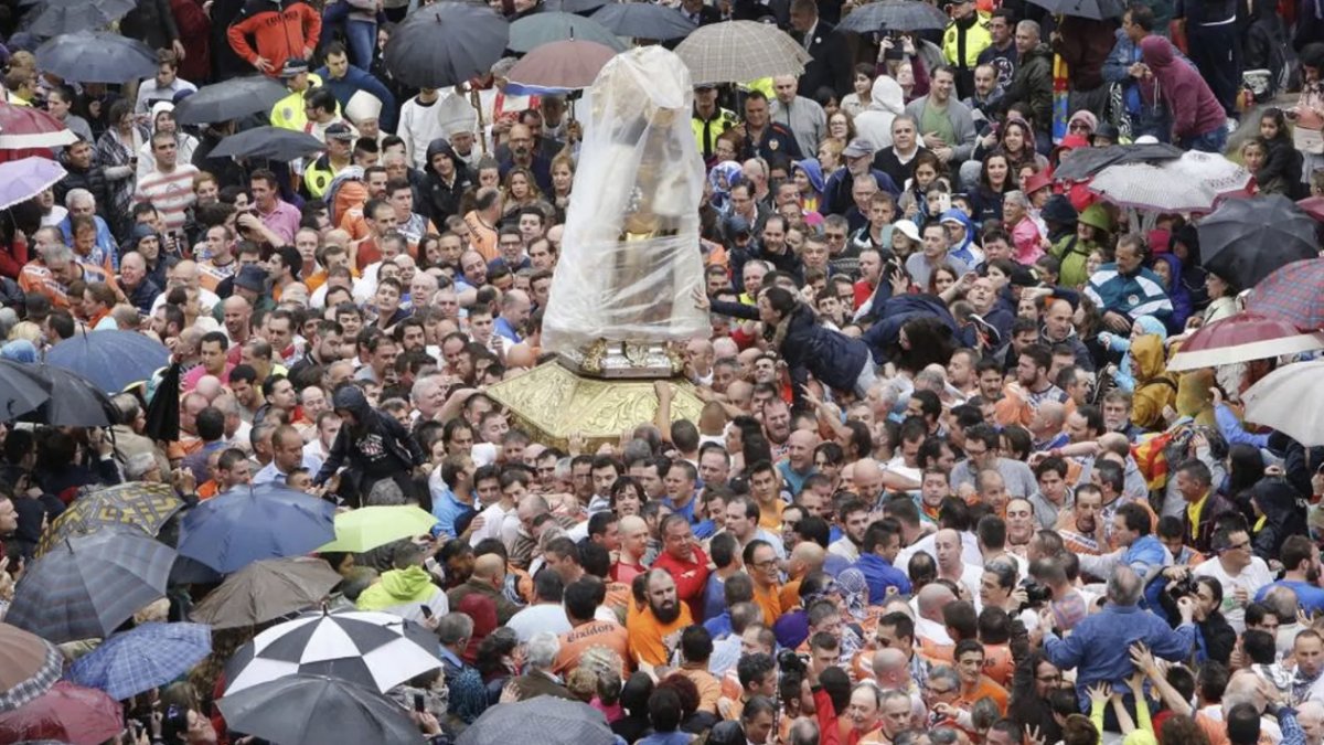 Traslado de la Virgen de los Desamparados con lluvia en una imagen de archivo