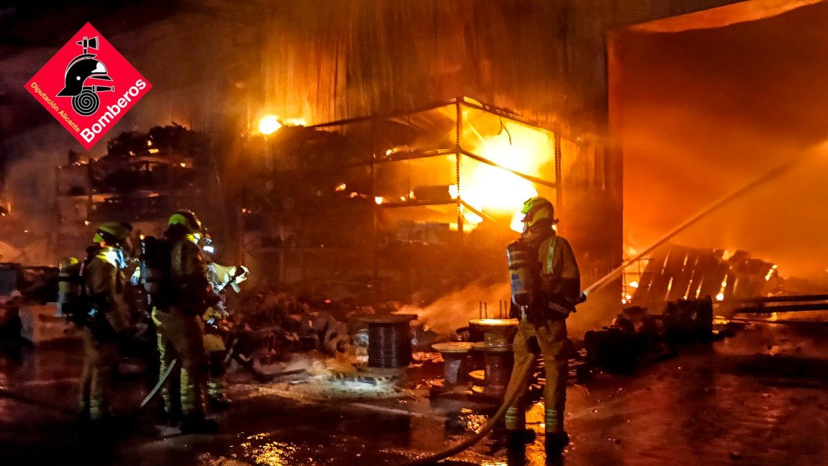 Los bomberos del Consorcio Provincial, durante las labores de extinción.