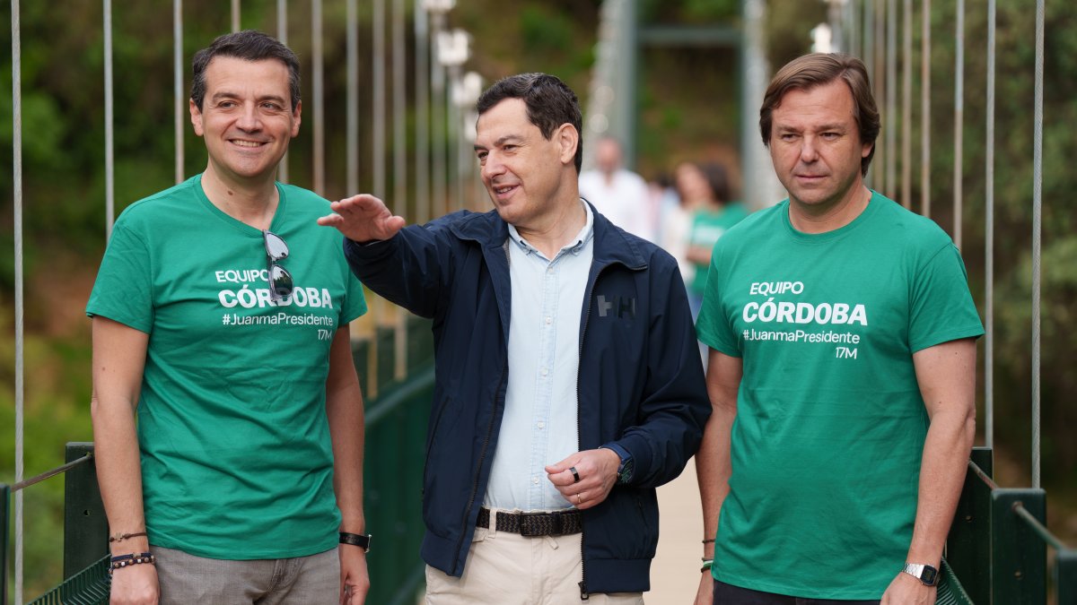 El candidato del PP a la reelección, Juanma Moreno, con el alcalde de Córdoba, José María Bellido y el director de campaña del PP-A y candidato por Córdoba, Antonio Repullo.