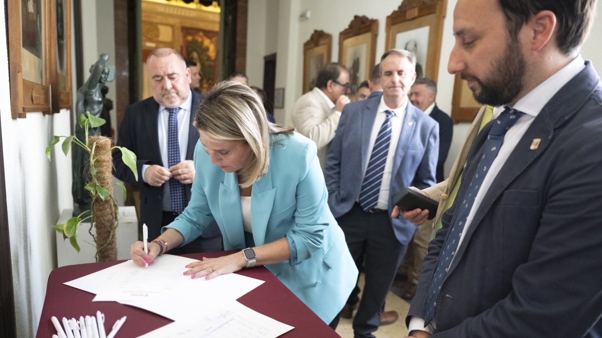 Firma del manifiesto
REMITIDA / HANDOUT por DIPUTACIÓN
Fotografía remitida a medios de comunicación exclusivamente para ilustrar la noticia a la que hace referencia la imagen, y citando la procedencia de la imagen en la firma
11/5/2026