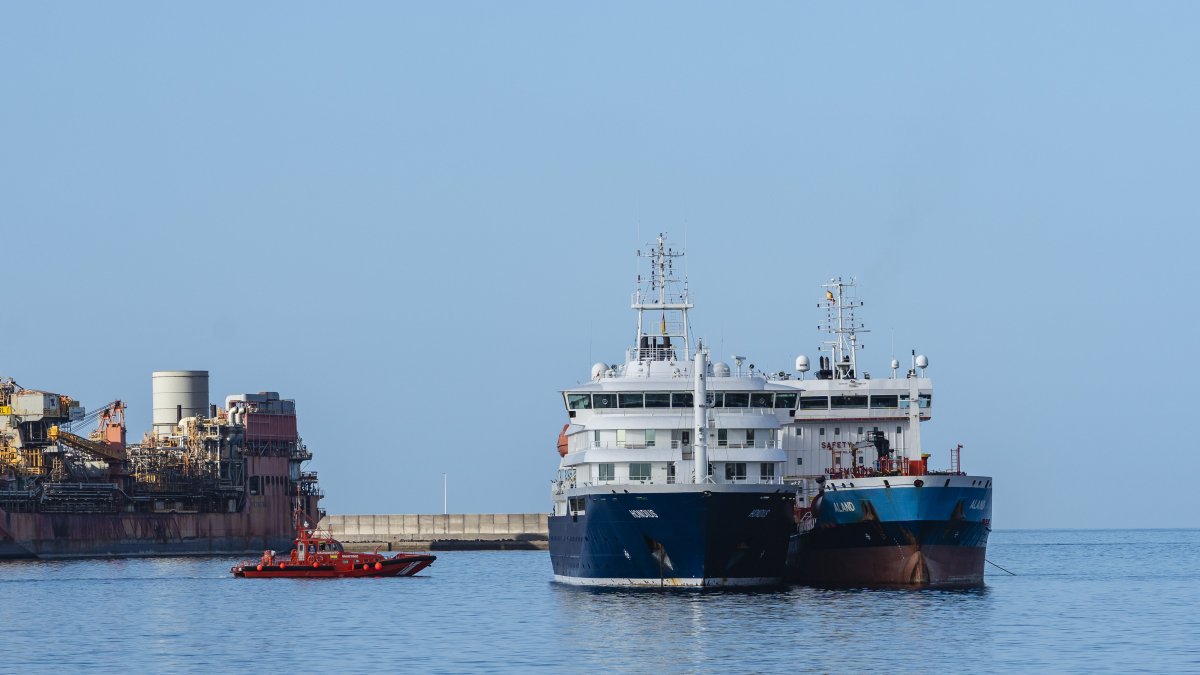 El crucero 'MV Hondius' fondea en el puerto de Granadilla.
