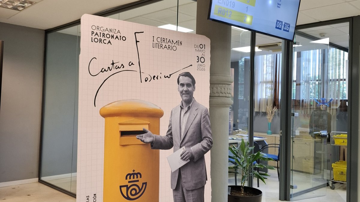Imagen del cartel prmocionando el certamen en una oficina de Correos de Valencia.