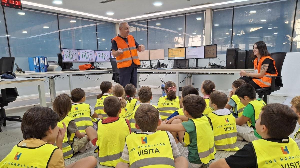 Visita de escolares a un centro de residuos.