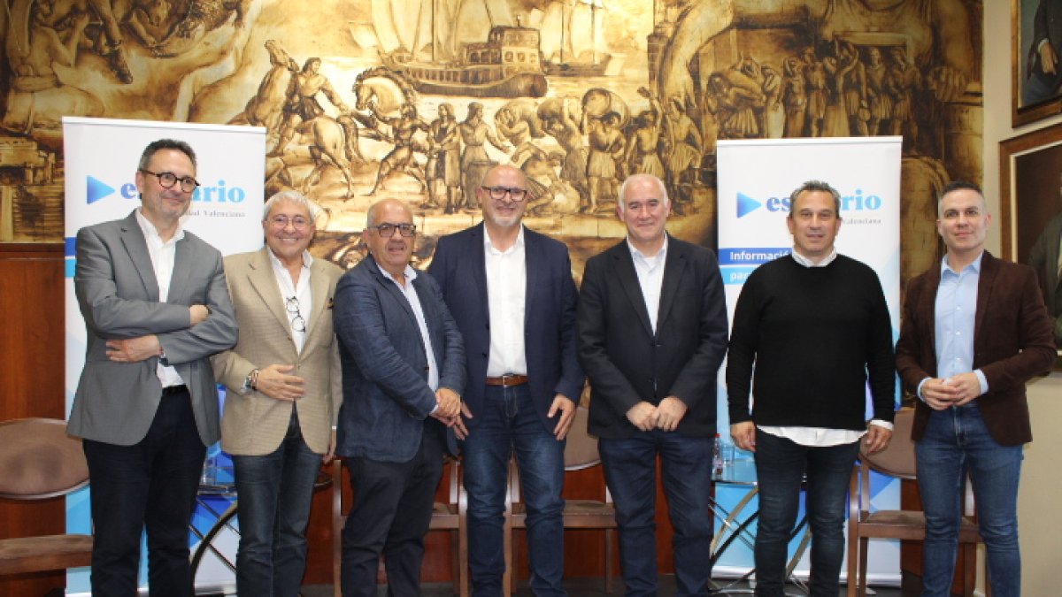 Participantes en el foro sobre bandas de música organizado por ESdiario