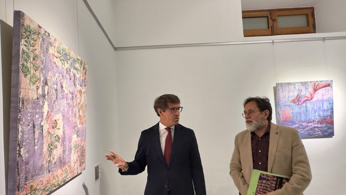 El diputado Juan de Dios Navarro con el artista Ramón Pérez Carrió.