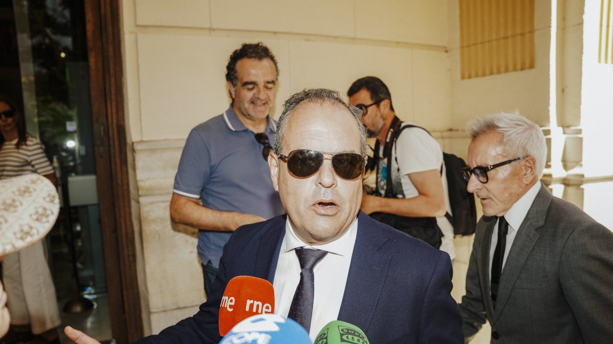 Carlos Baño, a su llegada al Palacio Provincial de Alicante.
