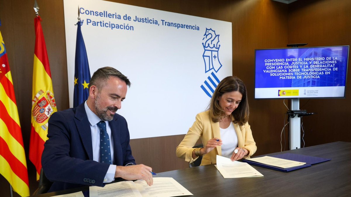 La consellera de Justicia, Nuria Martínez, y el secretario de Estado, Manuel Olmedo