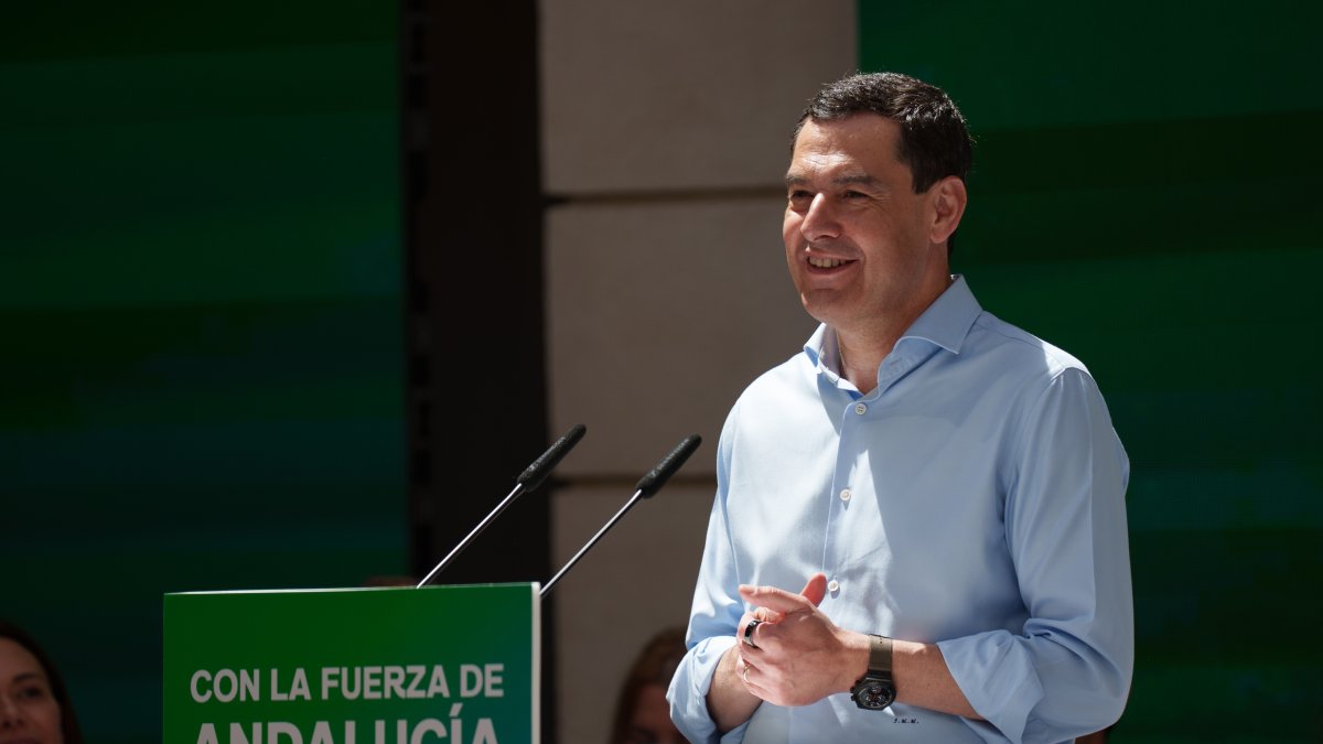 El presidente del PP andaluz y candidato a la reelección, Juanma Moreno, en un acto de campaña organizado en la capital gaditana.
