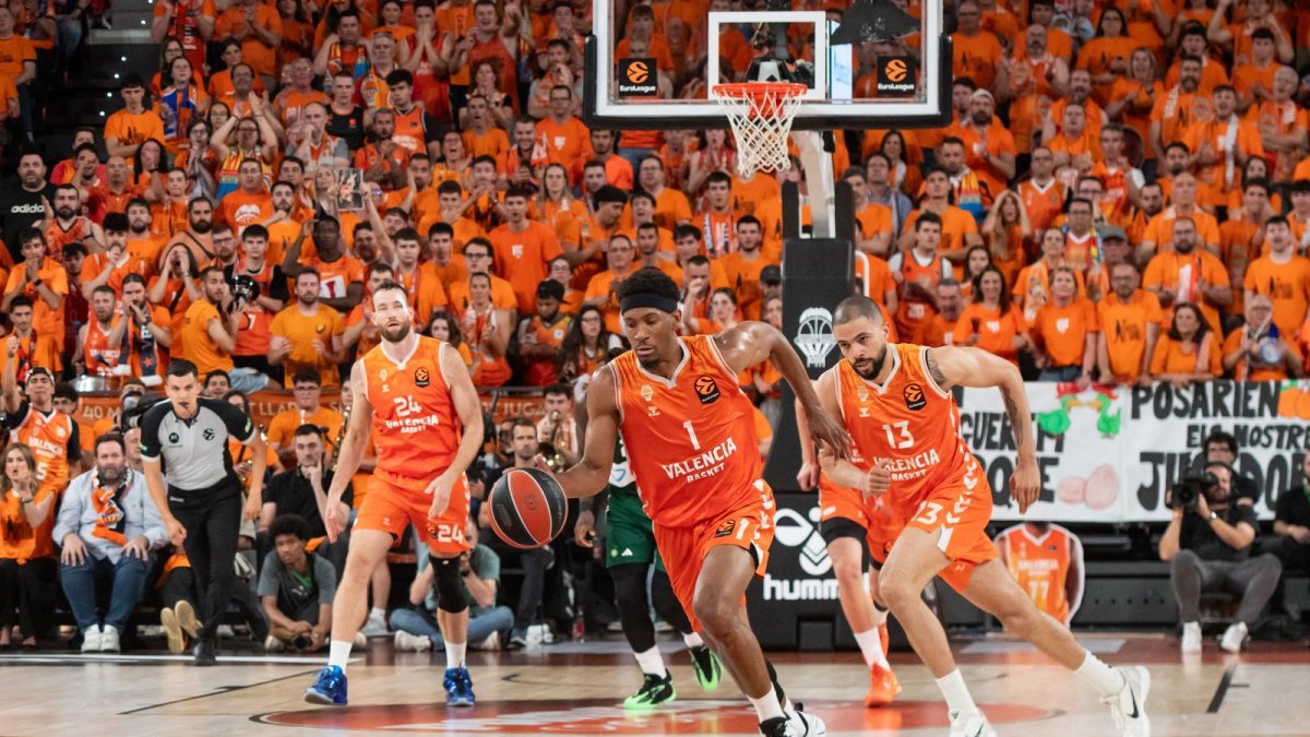 Kameron Taylor excelente en defensa y autor de 9 puntos. 